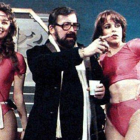 Las secretarias Silvia Marsó (izquierda) y Kim Manning, con Chicho.-