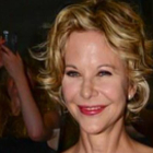 Meg Ryan, sonriente, en el desfile de Chakra, en París.-Foto: TWITTER / @JENNIFER0693
