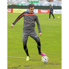 Juan Villar pega al balón con las botas bicolor que estrenará en Pamplona.-Pablo Requejo