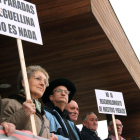 El grupo de trabajo de Ayuntamientos en Defensa del Ferrocarril en los Pueblos de León se concentra en la estación de Renfe en protesta por los últimos recortes efectuados-Ical