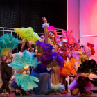 Alberto Vázquez interpreta durante la obra un tema musical rodeado de una colorida performance de baile.-JAULA DE GRILLOS