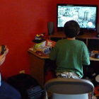 Dos menores juegan al videojuego Assasins Creed 2.-EL PERIÓDICO