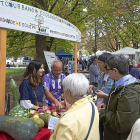 Asistentes a la Fiesta del Día Vecinal prueban los productos del huerto ecológico Zona Norte de la Asociación de Vecinos Unión de Esgueva.-NURIA MONGIL