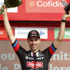 El ciclista holandés del equipo Giant, Tom Dumoulin, en el podio al proclamarse el vencedor de la novena etapa y recupera el liderato de la clasificación general de la Vuelta Ciclista a España.-EFE