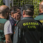Ignacio González es trasladado a la comandancia de la Guardia Civil de Tres Cantos, en Madrid, el viernes para prestar declaración ante el juez.-SANTI DONAIRE