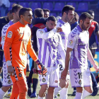 Los jugadores del Valladolid se retiran cabizbajos al vestuario tras la derrota frente al Rayo.-J.M. LOSTAU