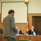 El alcalde de Valladolid, Óscar Puente, comparece en la segunda sesión del juicio por las 'comfort letter' ante la mirada de su predecesor en el cargo Javier León de la Riva-R. VALTERO / ICAL