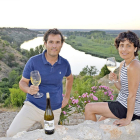 Los hermanos Esteban y María José Celemín, ante la panorámica del Duero a su paso por su pueblo, Castronuño.-ARGICOMUNICACIÓN