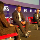 La periodista Cristina Cubero, Ronaldo Nazario y David Espinar durante la conferencia.-WFS
