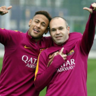 Iniesta bromea con Neymar en un entrenamiento del Barça-