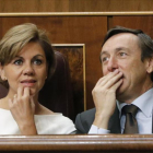 El portavoz parlamentario del  PP, Rafael Hernando, junto a la secretaria general del partido, Dolores de Cospedal-EFE