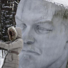Una mujer se hace un selfi ante una estatua de Lenin cerca de San Petersburgo.-AP / DMITRI LOVETSKY