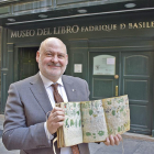 Juan José García, a la entrada del Museo del Libro Fadrique de Basilea, en Burgos,-ARGICOMUNICACIÓN