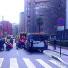 Personal de Sacyl y agentes locales, en el lugar del atropello.-E. M.