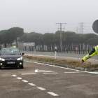 Agentes de la Guardia Civil en una carretera nacional de la red regional-ICAL
