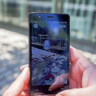 Una persona juega con su teléfono móvil a Pokémon.-PABLO REQUEJO/PHOTOGENIC
