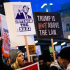 Manifestantes reclaman el ’impeachment’ para Trump en una protesta en San Francisco.-PHILIP PACHECO (AFP)