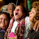 Un grupo de mujeres muestran su alegría por la noticia del acuerdo de paz de Colombia.-EFE / LEONARDO MUÑOZ