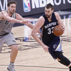 Los hermanos Gasol, en acción.-EFE