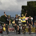 El equipo Sky, con Froome de amarillo en el centro, celebra el triunfo antes de cruzar la última meta del Tour 2015 en los Campos Elíseos.-Foto: AFP / JEFF PACHOUD