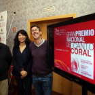 La concejala de Cultura y Turismo, Ana Redondo, presenta el Gran Premio Nacional de Canto Coral acompañada del secretario José María Ayerdi (I) y Valentín Benavides, director del Coro de Cámara Alterum Cor de Valladolid (D)-ICAL