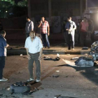 Oficiales de seguridad inspeccionan los restos de un coche bomba que estalló este martes en un distrito de Guiza, vecina de El Cairo.-Foto:   EFE / MOHAMED HESHAM