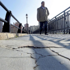 Un transeúnte camina por una de las aceras del puente Mayor.-J.M. LOSTAU