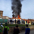Un incendio calcina una vivienda vacía en Navaleno (Soria).-ICAL