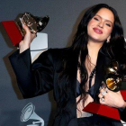 Rosalía, con los tres premios cosechados en los Grammy Latinos, el jueves en Las Vegas.-EFE / NINA PROMMER