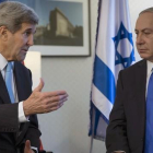 Kerry (izquierda) habla con Netanyahu, en un hotel de Berlín, este jueves.-AP / CARLO ALLEGRI