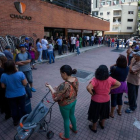 Un grupo de personas hacen cola para comprar medicinas en una farmacia en la ciudad de Caracas (Venezuela).-EFE / MIGUEL GUTIERREZ