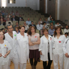 El responsable de la Unidad de Rehabilitación, Dr. Vicente Álvarez y el jefe de Cardiología, Dr. Jose María Asín, junto a todo el equipo de la Unidad de Rehabilitación Cardíaca en el acto de conmemoración del primer año de funcionamiento de la URC.-ICAL