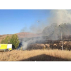 Trabajos de extinción del incendio que se declaró en la base militar de Santovenia, cuyos causantes han sido detenidos. - EUROPA PRESS