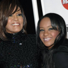Bobbi Kristina Brown y Whitney Houston, en una imagen de febrero del 2011.-Foto: AP / DAN STEINBERG