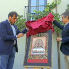 Óscar Puente y Leopoldo Adiego  descubren el cartel conmemorativo de la coronación realizado por Miguel Ángel Soria.-ICAL