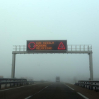 La niebla sigue siendo la gran protagonista en muchos tramos de carreteras a su paso por Castilla y León.-E.M.