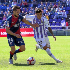 Leo Suárez lucha por el balón con Miramón, durante el Real Valladolid-Huesca de esta temporada.-D. V.