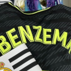 Camiseta y brazalete de Benzema.