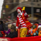 Ronald, el 'clown' de McDonald's, saluda a la multitud durante un desfile de Acción de Gracias, en Nueva York, el 26 de noviembre del 2015.-AP / ANDRES KUDACKI