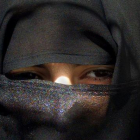 Mujer saudí andando por las calles de Riad (Arabia Saudí).-REUTERS / ALI JAREKJI