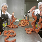 Sonia y Clara Bezos muestran sonrientes ristras de chorizos.-BRÁGIMO