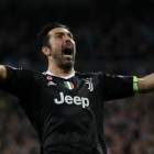 Buffon, de la Juventus, celebra el segundo gol de su equipo en el Santiago Bernabéu.-/ REUTERS / SUSANA VERA
