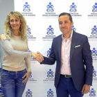 Silvia Sáez y Javier García, durante la rúbrica del pacto.-ICAL