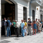 Colas en  las oficinas municipales de Santa Ana para pedir la bonificación del impuesto de vehículos.-E. M.