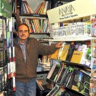 Luis González, dueño de la librería La Religiosa-Semuret de Zamora.-J. L. CABRERO