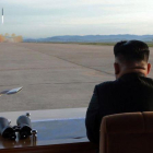 El líder norcoreano, Kim Jong-un, observa el lanzamiento de un misil el pasado mes de septiembre.-KCNA
