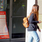 Una chica pasa por delante de un local de apuestas en Valladolid.-PABLO REQUEJO