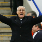 Ranieri festeja el tercer gol del Leicester al Swansea.-REUTERS / JASON CAIRNDUFF