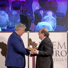 El ganadero, Juan Ignacio Pérez-Tabernero, recibiendo el premio de manos del presidente de la Junta.-ICAL