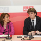 La diputada nacional y presidenta del PSOE de Castilla y León, Soraya Rodríguez, una visita a Soria. En la imagen junto al alcalde de la localidad, Carlos Martínez-Ical